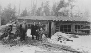 Camp de bûcherons d'Alfred Béland sur la seigneurie vers le milieu du XIX siècle. Photo 235 - SPHSL